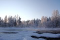 Début février au nord de la Finlande, le soleil flirte avec l'horizon sans parvenir à réchauffer l'atmosphère  